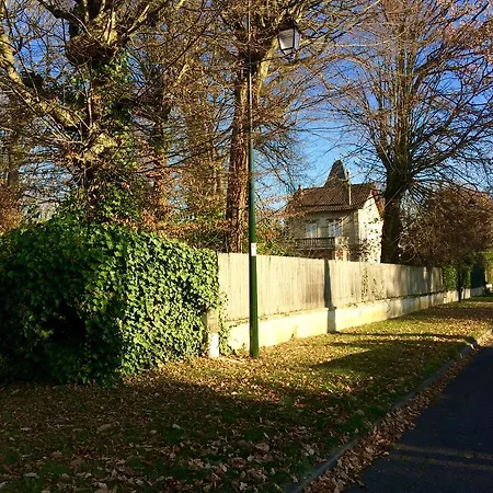 Les Bouvreuils Bed & Breakfast Vaucresson
