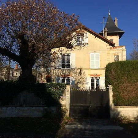 Les Bouvreuils Bed & Breakfast